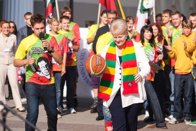 Prezidentė išbandė krepšinio kamuolio šoklumą