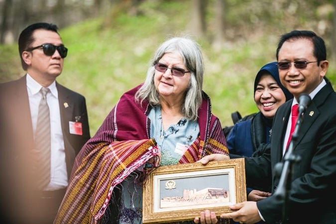 B. Galdikas į Lietuvą iš Indonezijos sugrįžo sodinti ąžuolų
