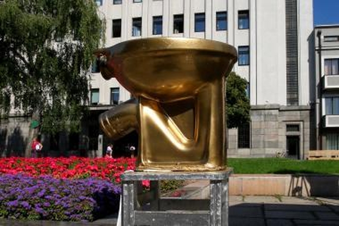 Tas, kas statė auksinį tualetą, jame ir turėtų sėdėti