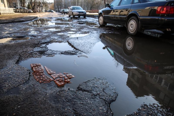 Beveik kas antram vairuotojui prasta kelio būklė padarė žalos