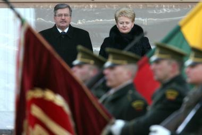 B.Komorovskis giria tuos lenkus, kurie nori gerinti santykius su Lietuva