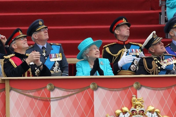 Britanijoje karalienės jubiliejaus proga vyko karinis paradas