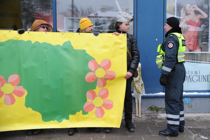 Prie ambasadų – protestai prieš atomines elektrines
