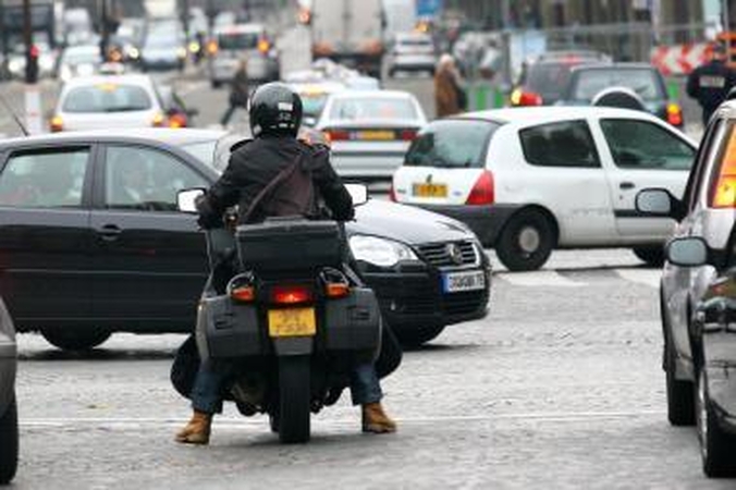 Be teisių važiavęs motociklininkas patrenkė pėsčiąjį