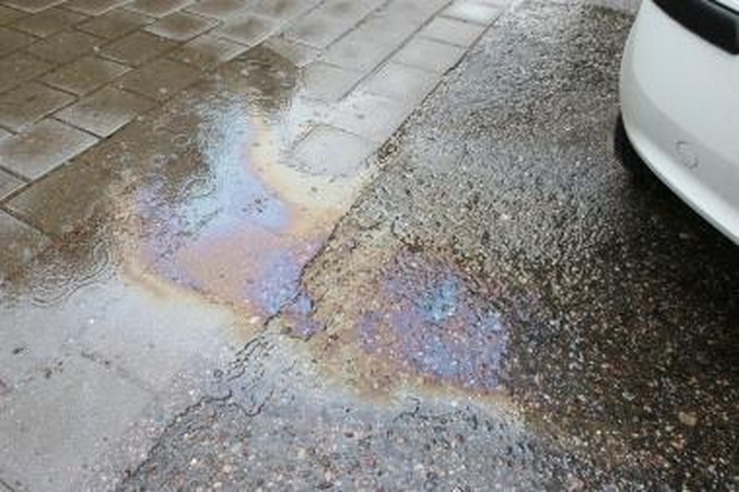 Automobilių aikštelėje išsiliejo dyzelinas