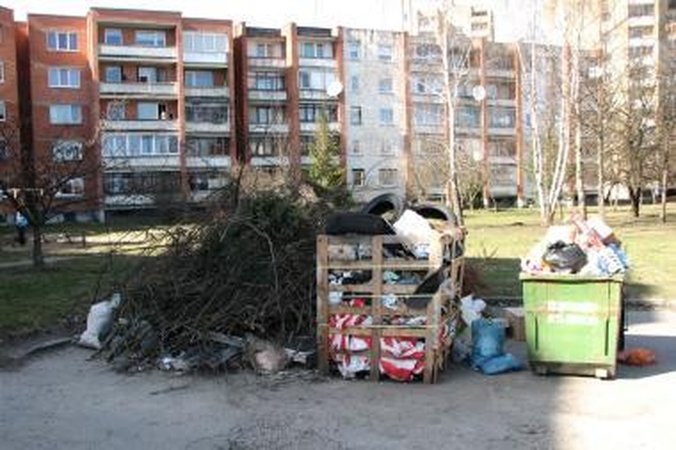 Šiukšlių kalnai daugiabučio kieme - gyventojų reikalas?
