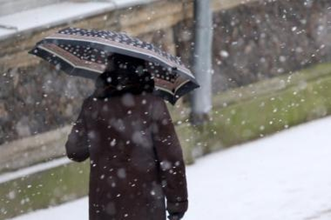 Žiemos šturmui pasiruošę kelininkai budės per naktį (papildyta)