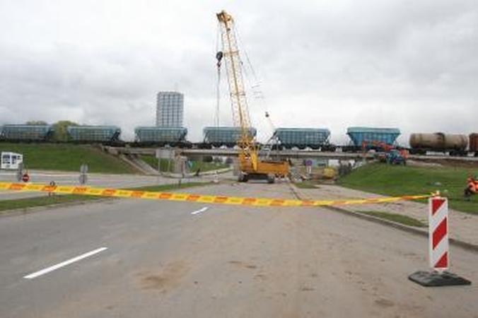 Varnėnų gatvėje tęsiami viaduko platinimo darbai