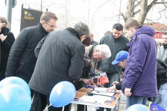 Socialliberalų iniciatyvai pakeisti Referendumo įstatymą „pritarė“ ir mirusieji