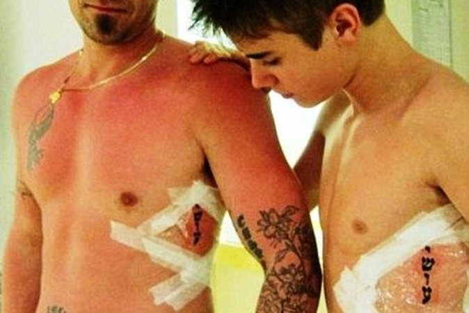 J.Bieberis, kaip ir jo tėvas, pasipuošė hebrajiška tatuiruote