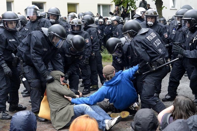 Dešimtys policininkų nukentėjo per susirėmimus neonacių mitinge