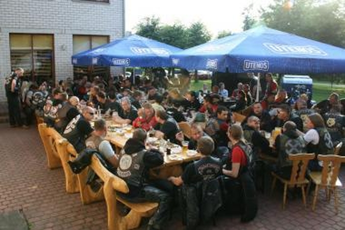 Baikerių klubas dovanų gavo bombą