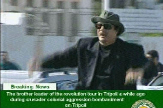 NATO nesutariant dėl karinės misijos, M.Kadhafi važinėja Tripolio gatvėmis