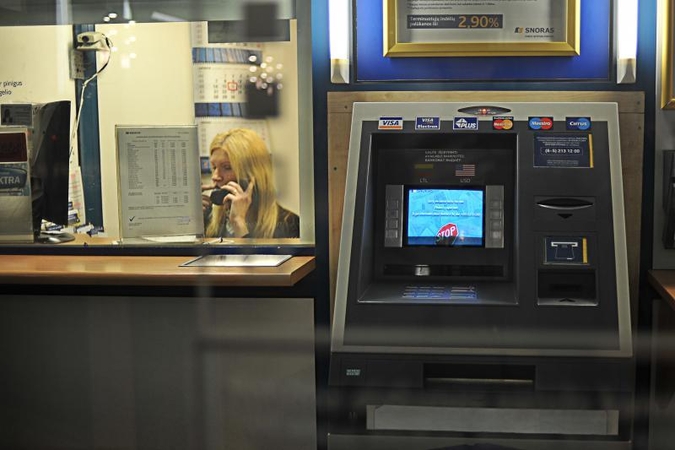 Labiau pasitikima daugeliu institucijų, bet tik ne bankais