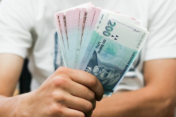 Tyrimas: netikėtai gautus pinigus gyventojai pirmiausia investuotų