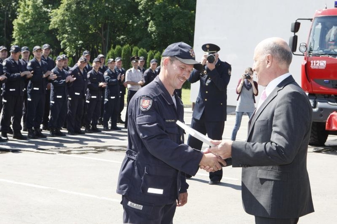 Klaipėdoje apdovanoti durpyno gaisro gesinime pasižymėję ugniagesiai