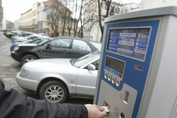 Už automobilių stovėjimą mokėsime monetomis