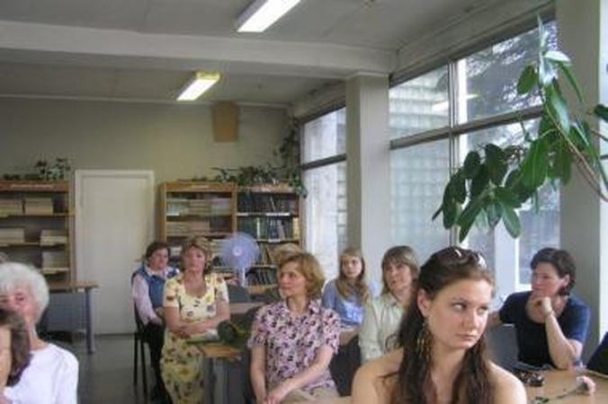 Piktavaliai išdaužė Dainavos seniūnijos pastato langus 