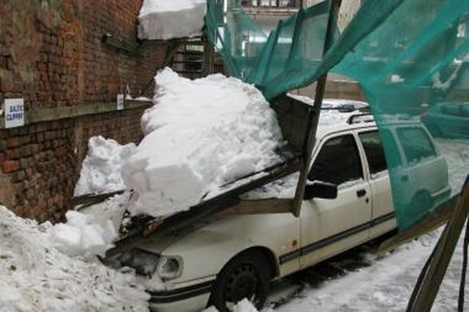 Sutrūniję pastoliai Laisvės alėjoje užgriuvo automobilį (papildyta)