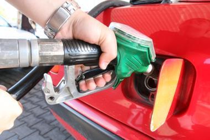 Pagautas kariūnas, pradūręs automobilio degalų baką