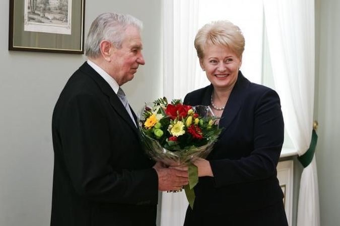 Šalies vadovai reiškia užuojautą dėl J.Marcinkevičiaus mirties (papildyta)