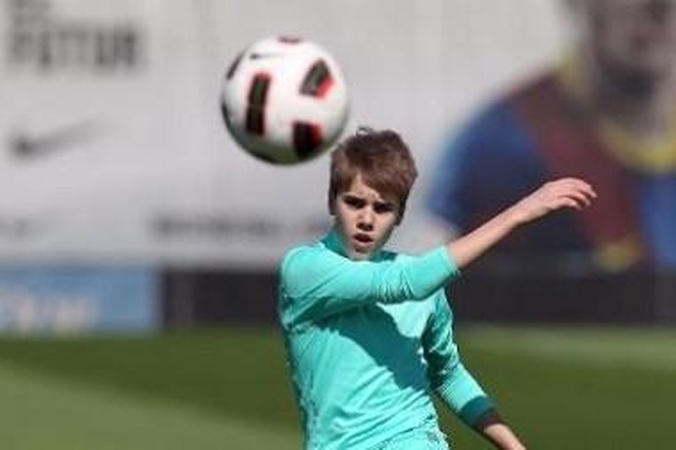 Atlikėjas J.Bieberis liejo prakaitą „Barca“ treniruotėje
