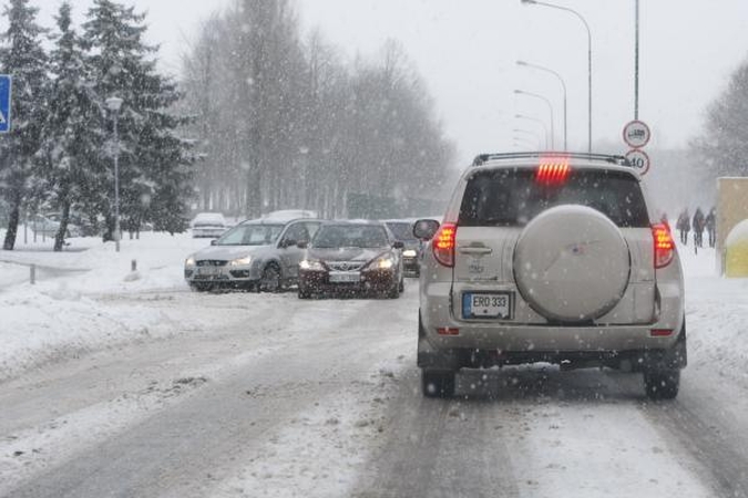 Kelių būklė: sninga visoje Lietuvoje, keliai slidūs