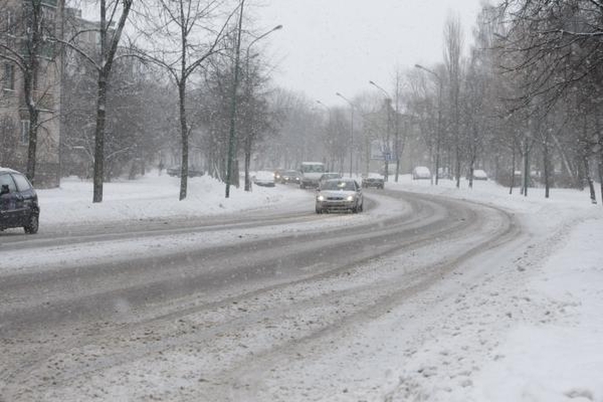 Kelių būklė: pusto, kai kurie keliai slidūs ir sunkiai išvažiuojami