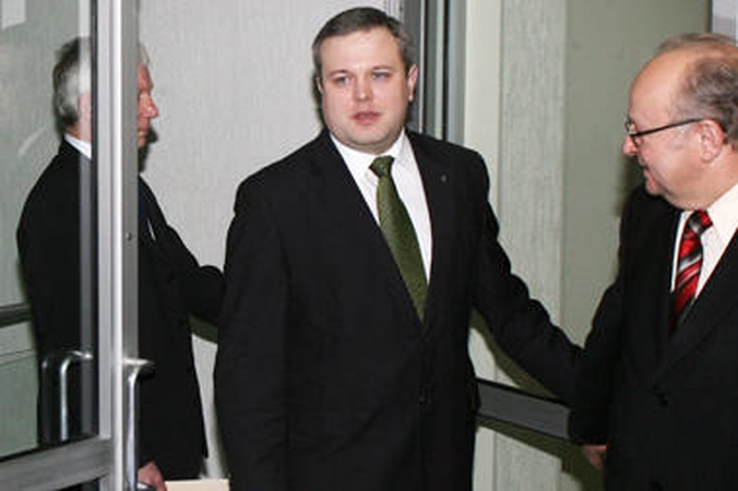 Apskričių viršininkai be duonos neliks