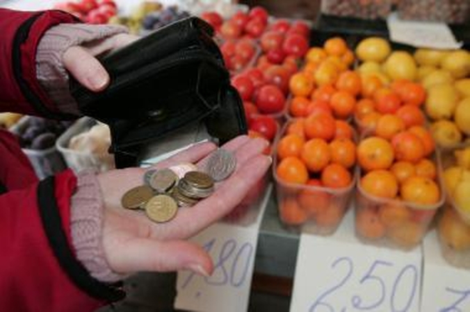 Lietuvių pasitikėjimas mažėja toliau