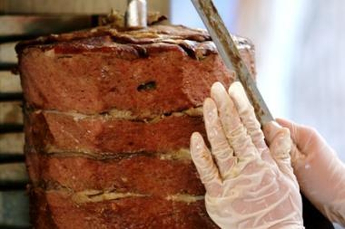 Rusijoje benamiai patys valgė ir kebabų kepėjams pardavė nužudytą draugą