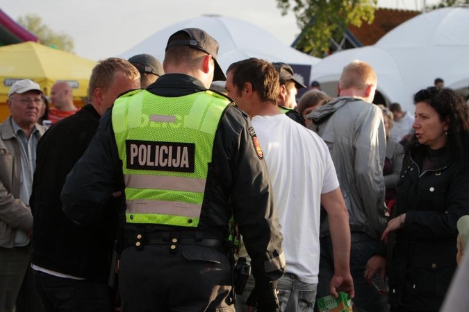 Viešose vietose ir toliau piktnaudžiaujama alkoholiu