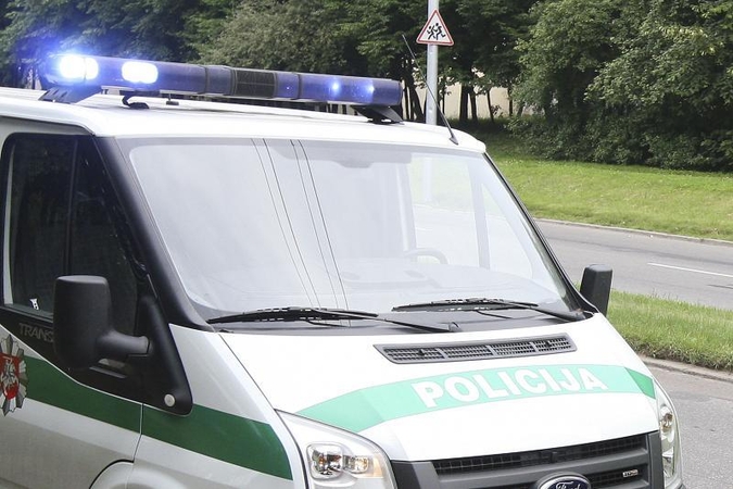 Pensinio amžiaus moteris teigia buvusi smaugiama ir prievartaujama