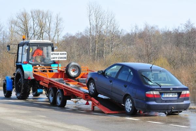 Kelti automobilius kelyje Šilutė-Rusnė trukdo ledai 