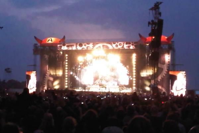 AC/DC sudrebino Varšuvą