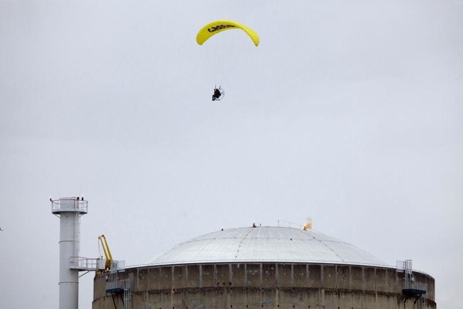 „Greenpeace“ aktyvistas įskrido į atominės elektrinės teritoriją
