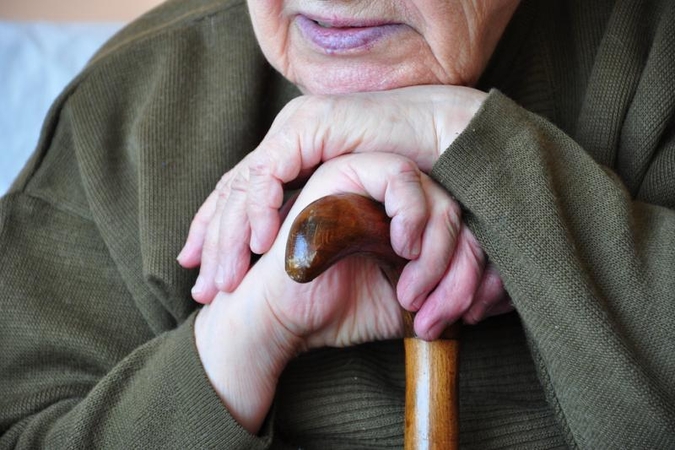 Pagyvenusią klaipėdietę plėšikai nuskriaudė prie namų