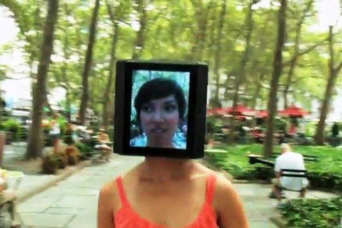 „iPad‘agalvė“ mergina stebino Niujorko gyventojus