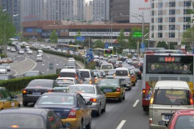 Lengvųjų automobilių pardavimai Kinijoje vasarį augo 45 proc.