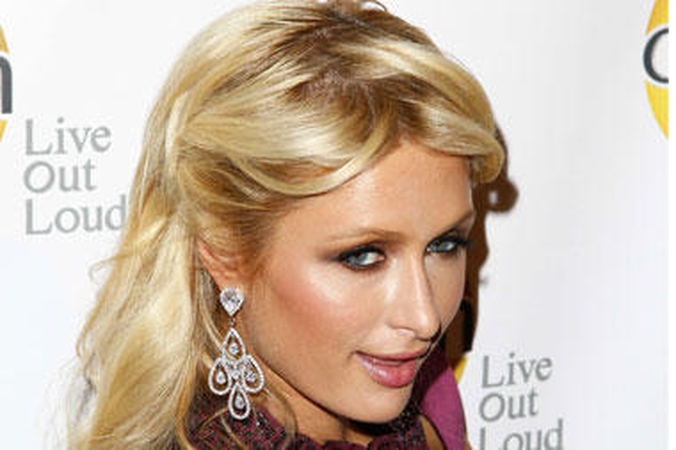 Paris Hilton negrąžina pasiskolintų brangenybių
