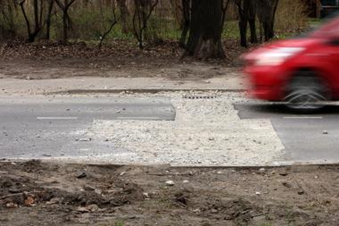 Kauno komunalininkai išdraskė naują kelio dangą   