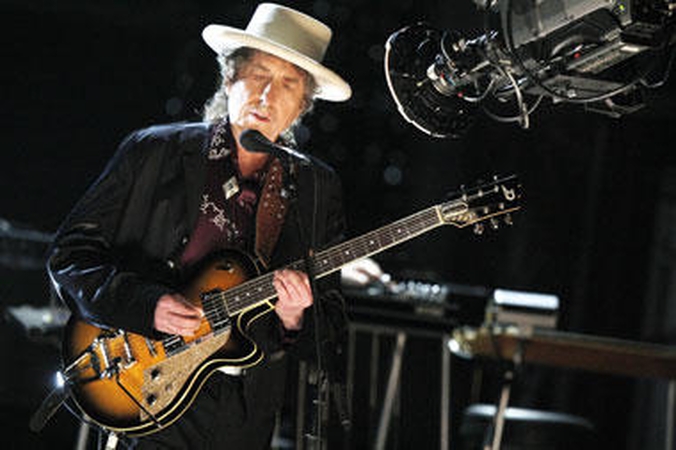 Bobas Dylanas sudrebins Vietnamą specialiu koncertu