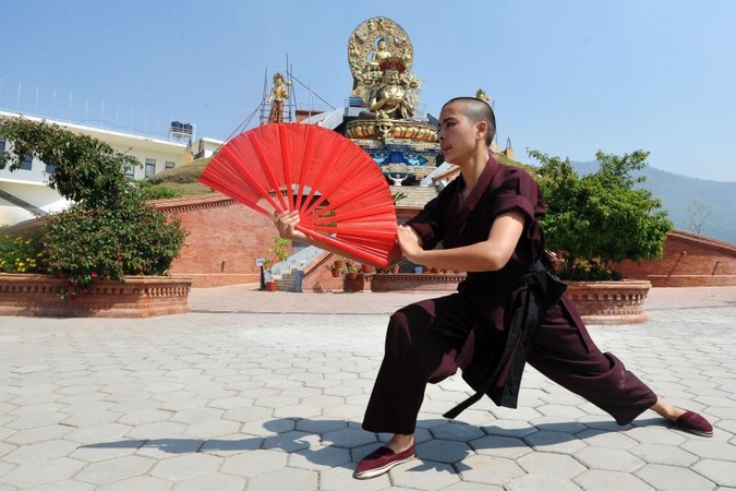 Nepalo vienuolės praktikuoja  kung fu   