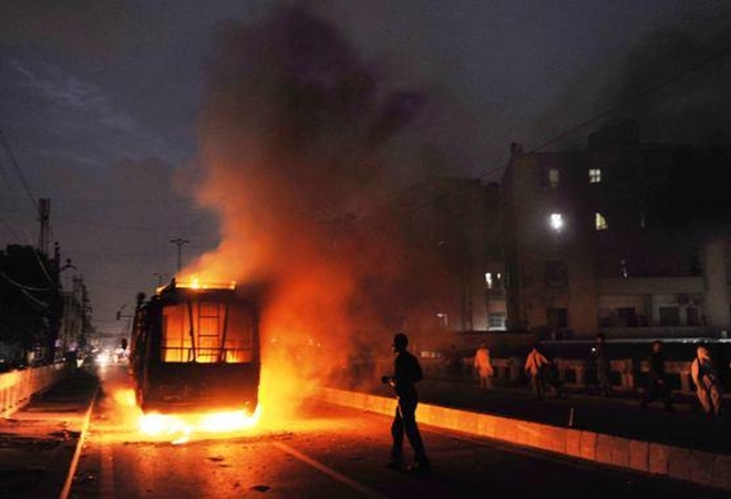 Karačyje per neramumus po vietos politiko nužudymo žuvo 31 žmogus