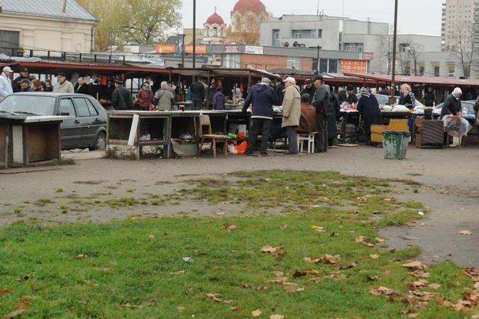 Ar už Kalvarijų turgaus tvoros prekiaujama legaliai?