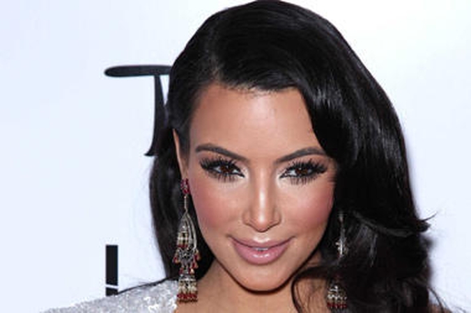 Viena iš Kim Kardashian grožio paslapčių - klubus aptempiantys šortukai