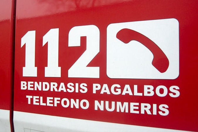 Dėl jūrinio dūminio užtaiso užsidegė Neringos komisariatas 