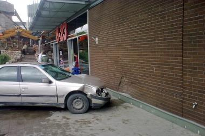Garbaus amžiaus vairuotojas Kaune įvažiavo į „Maximą“
