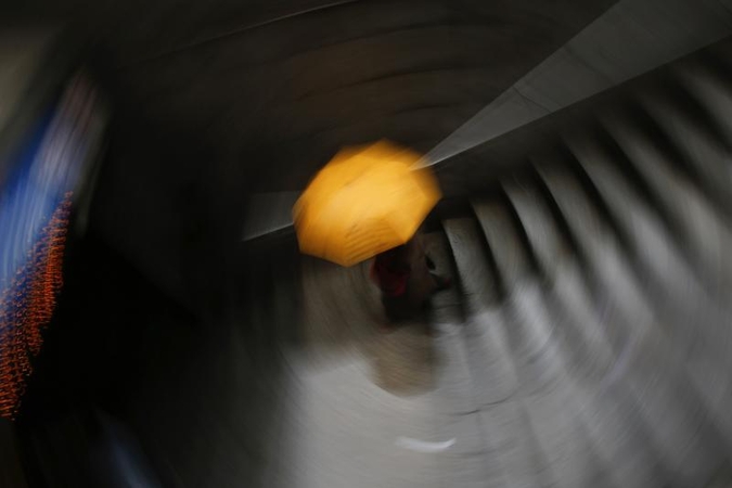 Madrido metropolitene pareigūnas išgelbėjo ant bėgių nukritusią moterį