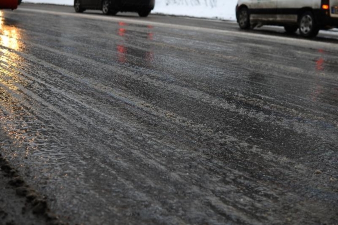 Klaipėdos rajone vienas šalia kito nuo kelio nulėkė 4 automobiliai